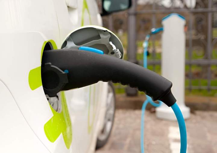 Voiture électrique en charge Feurs