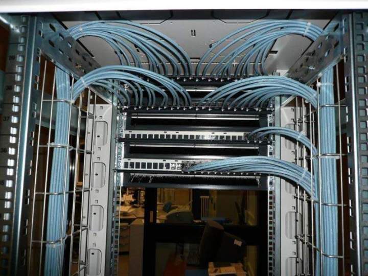 Baie réseau avec panneaux de brassage Feurs